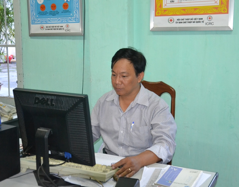 Anh Đoàn Văn Hòa đang làm việc