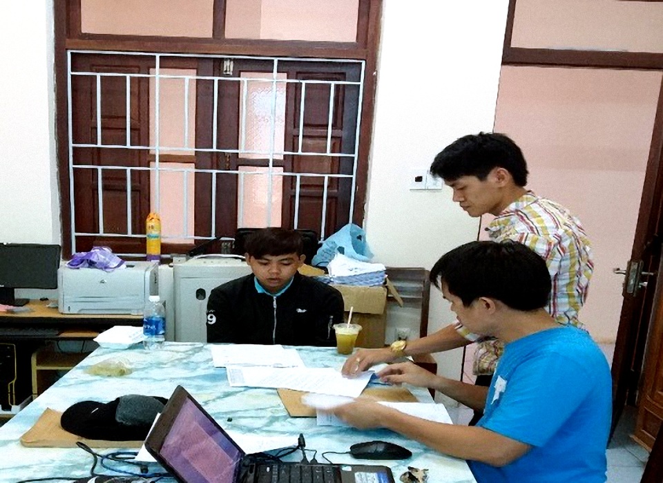 Khởi tố, mở rộng điều tra đường dây làm giấy tờ giả - 1
Đối tượng Trung tại cơ quan điều tra