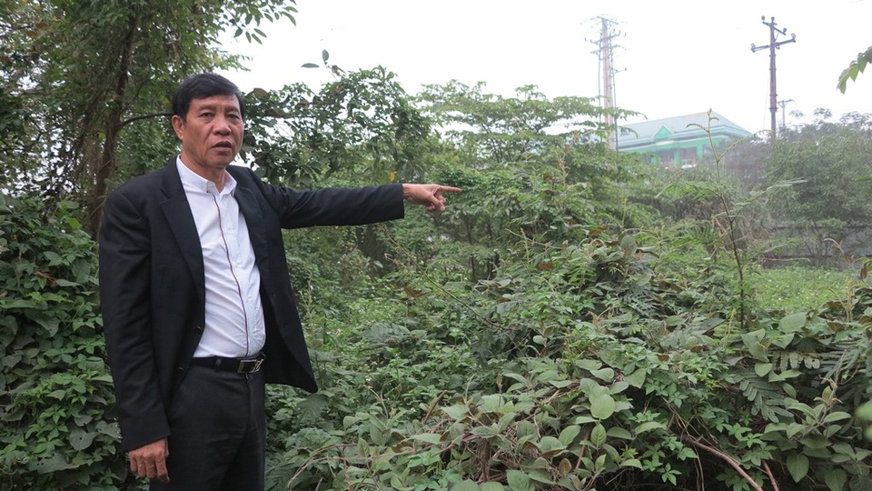 Yêu cầu Chủ tịch HĐND tỉnh Nghệ An nhanh chóng làm rõ việc thu hồi đất của dân! - 2 Ông Hồng trước mảnh đất mà gia đình mình bị thu hồi, trước việc bị thu hồi đất đến cùng ông buộc phải làm đơn gửi các cơ quan chức năng kêu cứu.