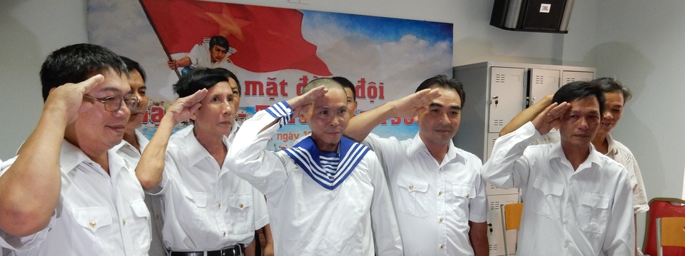 Cựu binh Gạc Ma cuối cùng ở Đà Nẵng đã ra đi - 1 Anh Dũng cùng đội đồng giơ tay chào theo điều lệnh