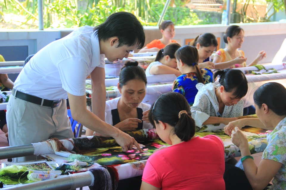 Họa sĩ Trần Gia Huy - Người “vẽ” lại tranh thêu tay bằng hội họa hiện đại - 2 Anh Huy chỉ dẫn cho thợ thêu chuẩn chỉ từng đường kim, mũi chỉ.