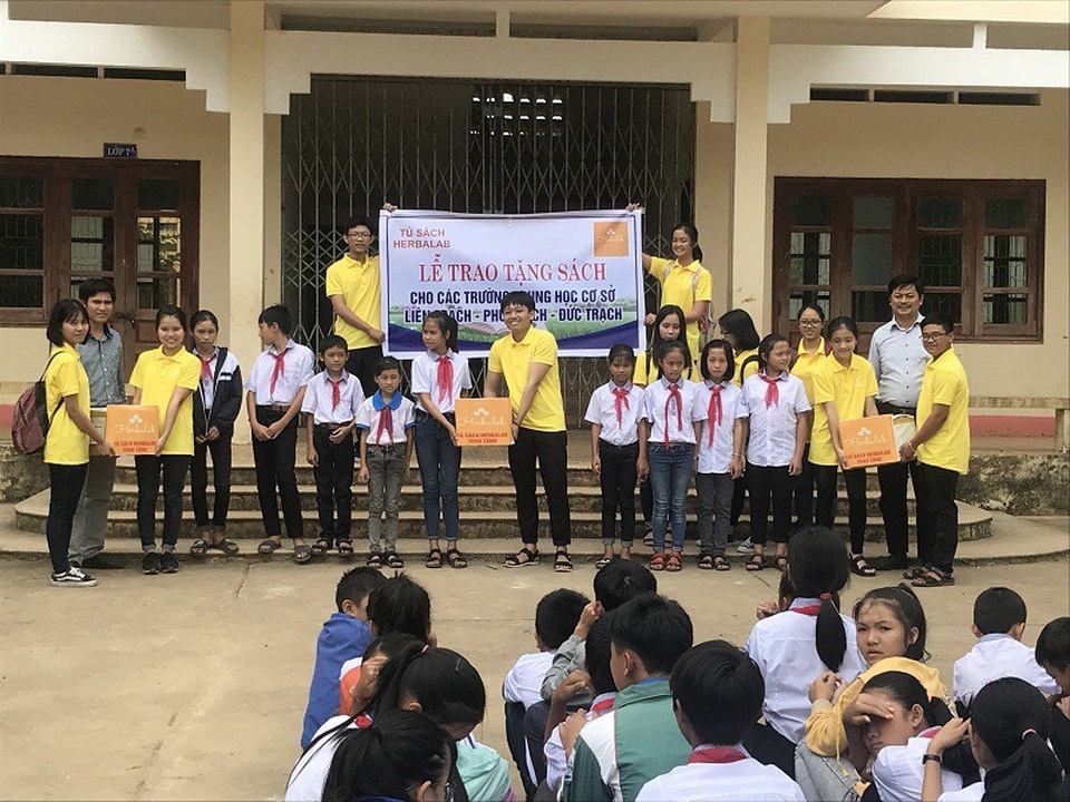 Bào chế mỹ phẩm gây quỹ mua sách cho học sinh nghèo - 2 Nhóm dự án Herbalab tặng sách cho học sinh tại các Trường THCS Liên Trạch, Đức Trạch và Phú Trạch (huyện Bố Trạch)