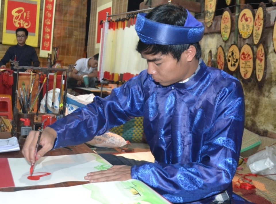 Hàng ngàn du khách nô nức đi xin “lộc”, xin chữ đầu Xuân mới - 3 Ông Đồ trẻ cho chữ đầu Xuân