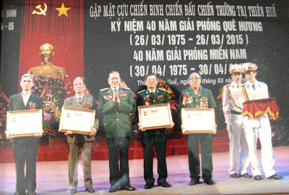 Gặp Anh hùng bắn tỉa từng khiến quân địch nhiều phen khiếp đảm - 2
Ông Hai (người mặc quân phục xanh đầu tiên, tính từ bên phải) tại lễ gặp mặt các cựu chiến binh chiến trường Trị Thiên Huế