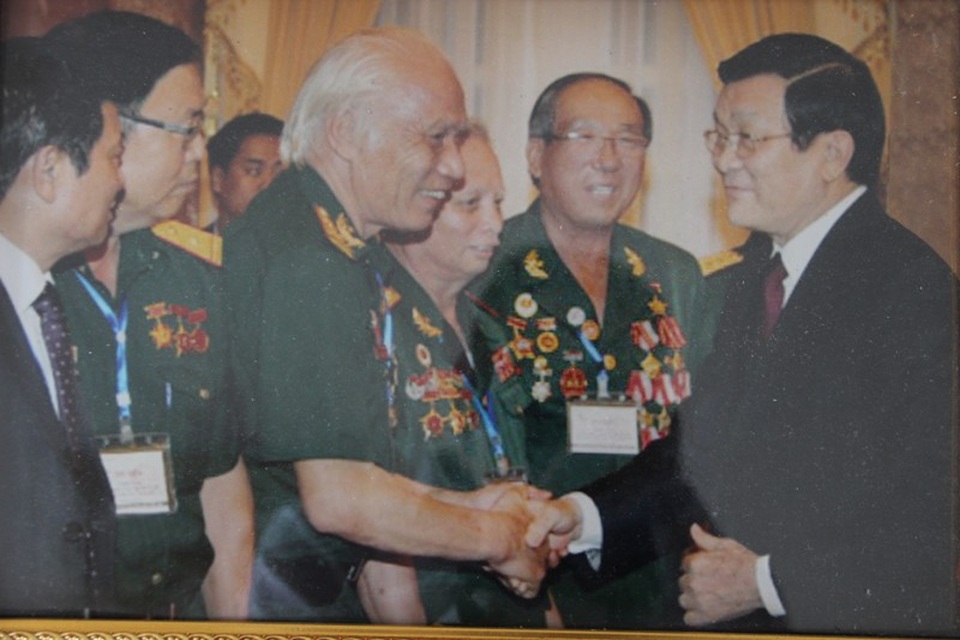 Gặp Anh hùng bắn tỉa từng khiến quân địch nhiều phen khiếp đảm - 1 Ông Trương Đức Hai (thứ 2 bên phải) trong cuộc gặp gỡ nguyên Chủ tịch nước Trương Tấn Sang (Ảnh chụp lại)