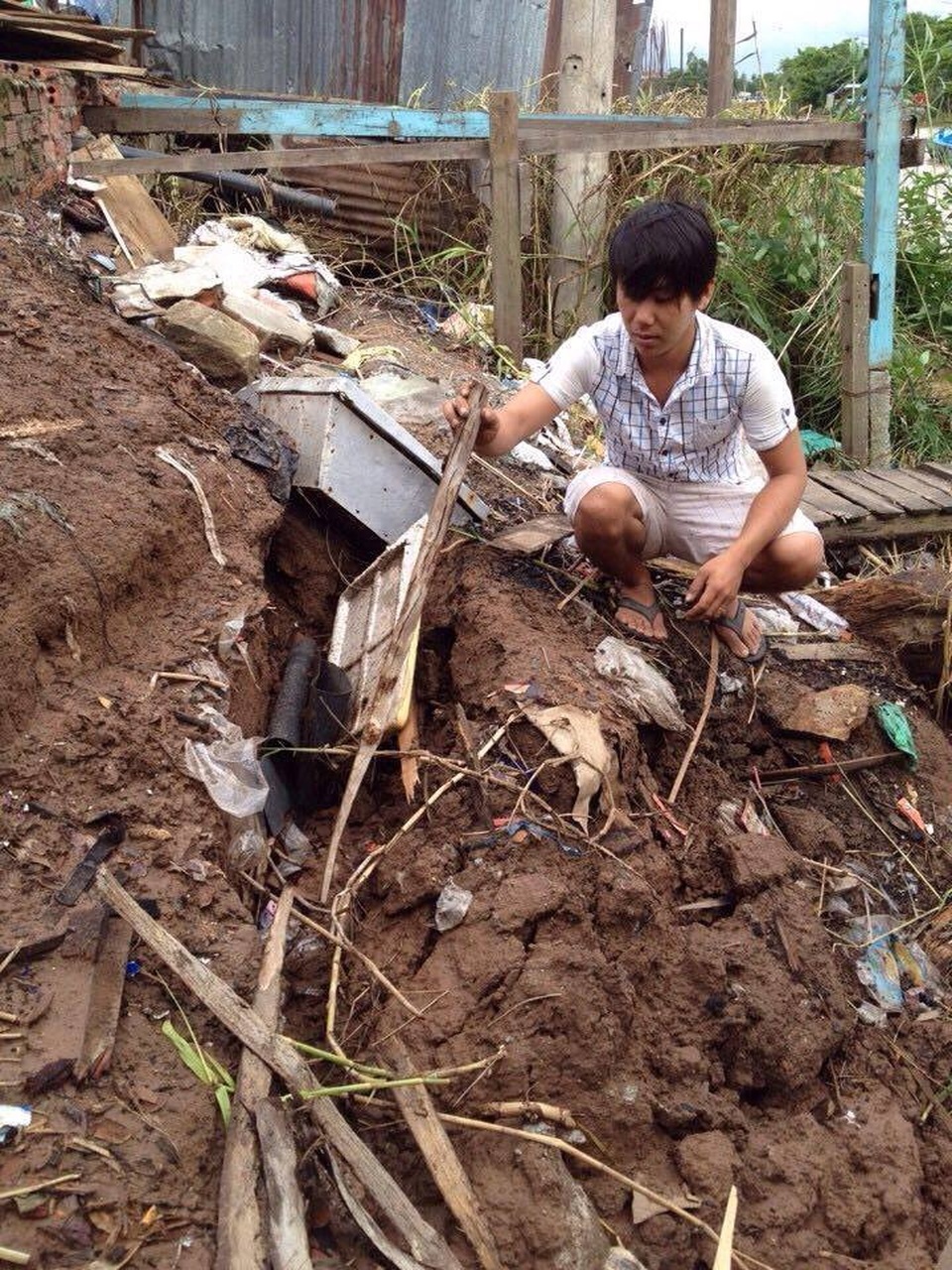 Xuất hiện vết nứt dài 40m, di dời khẩn cấp nhà dân và trạm bơm - 1 Anh Trần Thanh Huy (SN 1993) ở ấp Long Phú 2, xã Long Điền B dẫn tôi ra tận nơi vừa chỉ vào chỗ vết nứt.