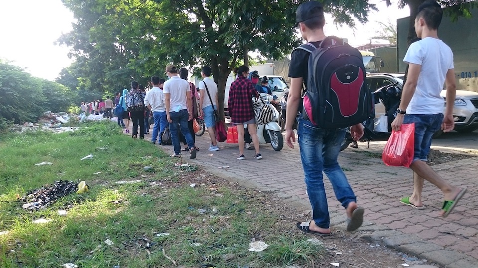 Hà Nội: Xe khách tiếp tục đón trả khách trái phép dịp nghỉ lễ - 5
Với hoạt động trái quy định của các nhà xe, nhiều hành khách cũng hình thành thói quen đến các bến cóc chờ xe, thay vì vào bến xe.