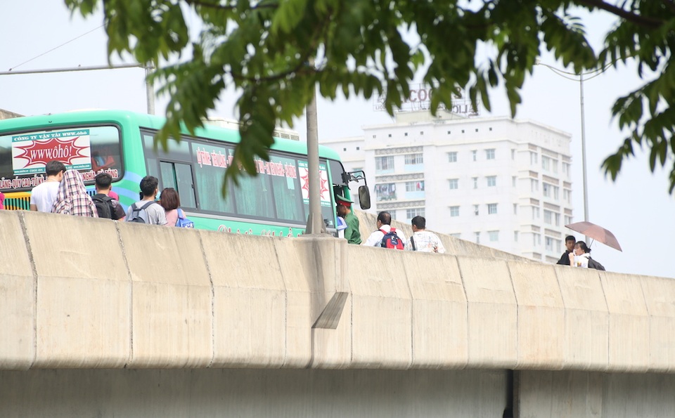 Hà Nội: Xe khách tiếp tục đón trả khách trái phép dịp nghỉ lễ - 4 Nhà xe ô hô thì dừng hẳn trên cao tốc trên cao để đón khách.