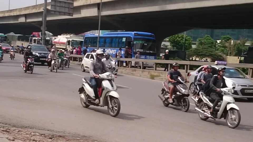 Hà Nội: Xe khách tiếp tục đón trả khách trái phép dịp nghỉ lễ - 3 Nhà xe Anh Huy Đất Cảng đón khách ở đường lên cao tốc trên cao gây ùn tắc giao thông.
