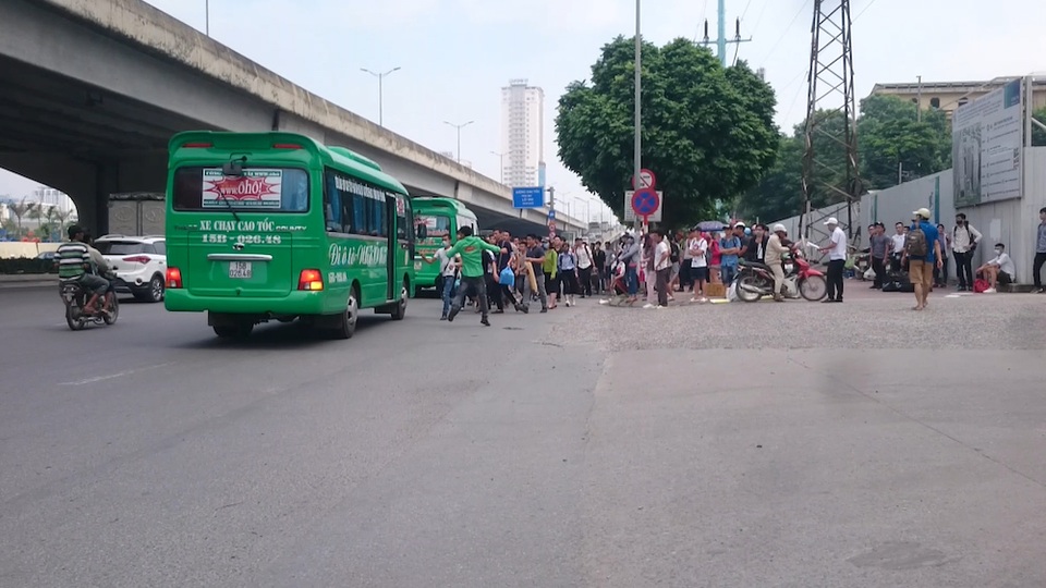 Hà Nội: Xe khách tiếp tục đón trả khách trái phép dịp nghỉ lễ - 2
Cảnh dừng đỗ, bắt khách trên đường cấm của nhà xe Ôhô ở đầu đường Khuất Duy Tiến.