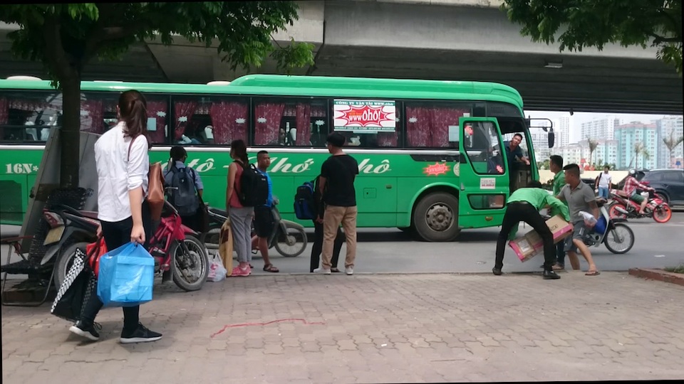 Hà Nội: Xe khách tiếp tục đón trả khách trái phép dịp nghỉ lễ - 1
Xe khách Ôhô chuyển đón khách chui tới một địa điểm khác khi thấy bóng công an.