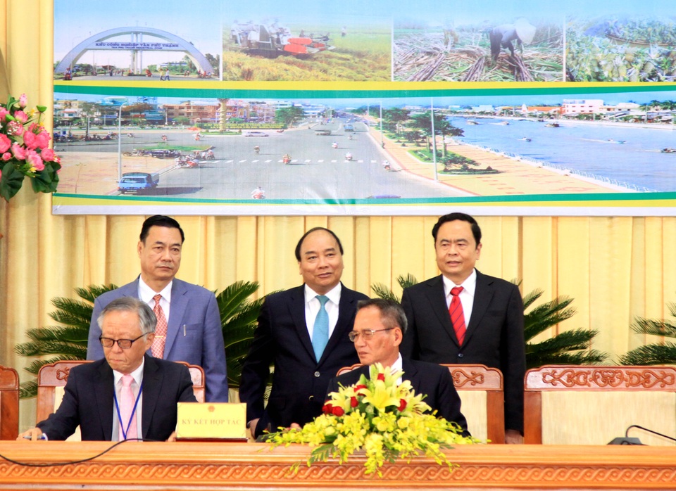 Thủ tướng: Sự hài lòng của nhân dân và doanh nghiệp là thước đo hiệu quả - 1 Thủ tướng Chính phủ chứng kiến lễ ký kết hợp tác giữa Hậu Giang và các địa phương
