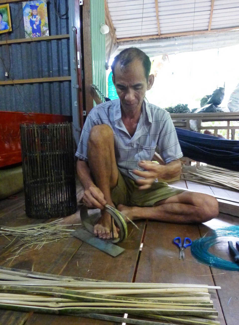 Những nghề ăn theo "mùa nước nổi" hối hả vào mùa “hái” tiền - 6 Anh Lê Văn Hường - xã Phú Hội, huyện An Giang, cho biết: Mỗi mùa nước nổi anh sản xuất và bán trên 1.000 cái lọp cua