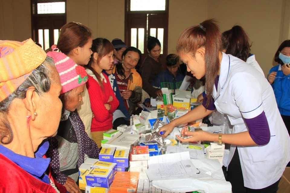 Tết đến sớm với người dân và học sinh vùng cao Quảng Trị - 1
Lực lượng đoàn viên khám và cấp thuốc cho người dân