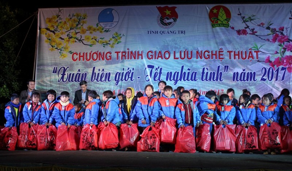 Tết đến sớm với người dân và học sinh vùng cao Quảng Trị - 2
Trao quà cho các em học sinh vùng cao