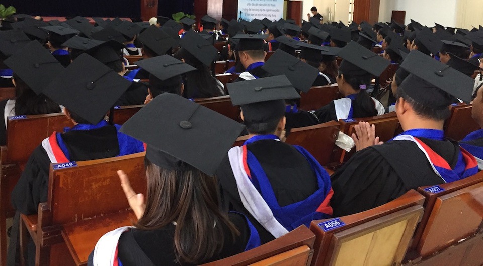 Sinh viên bức xúc vì phải đóng học phí bổ sung mới nhận được bằng tốt nghiệp - 1 Ảnh minh hoạ sinh viên nhận bằng tốt nghiệp