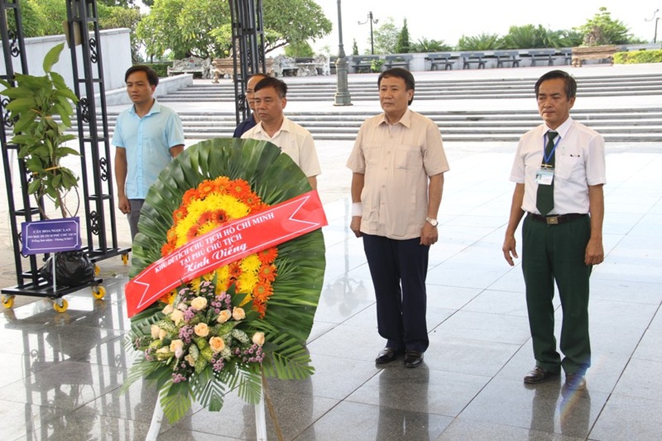 Mang cây, cá từ khu nhà sàn Bác Hồ tới chăm thả ở Nghĩa trang Đường 9 - 1 Lãnh đạo tỉnh Quảng Trị cùng Ban quản lý Khu di tích Chủ tịch Hồ Chí Minh tại Phủ Chủ tịch thành kính đặt vòng hoa tri ân liệt sĩ