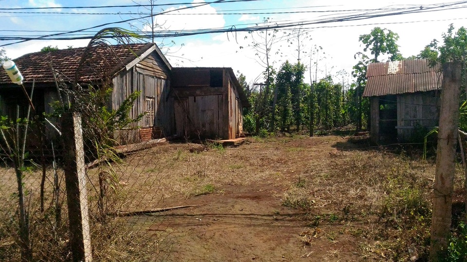Dân lao đao vì vỡ mộng “vàng đen” - 4
Cảnh hoang tàn khi cơn bão “vàng đen” quét qua