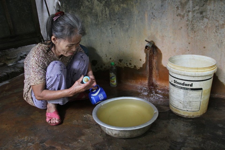 Hàng trăm hộ dân khốn khổ "khát thèm" nước sạch - 2 Bà Hương cho rằng, do nguồn nước bị nhiễm phèn nặng nên gia đình bà phải đi mua nước bình về dùng