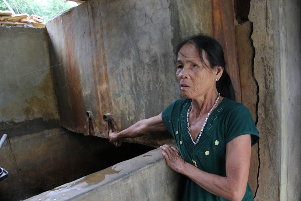 Hàng trăm hộ dân khốn khổ "khát thèm" nước sạch - 3 Sau một thời gian sử dụng, bể chứa nước của người dân bị kết lại một lớp màu vàng
