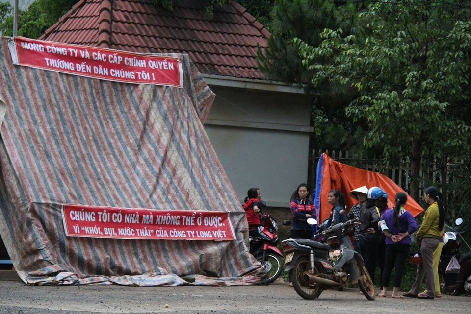 Công ty chế biến gỗ thừa nhận sai sót, để xảy ra ô nhiễm - 1 Từ sáng 11/5, người dân đã kéo đến dựng lều bạt ngay trước cổng công ty gỗ để phản đối hoạt động gây ô nhiễm