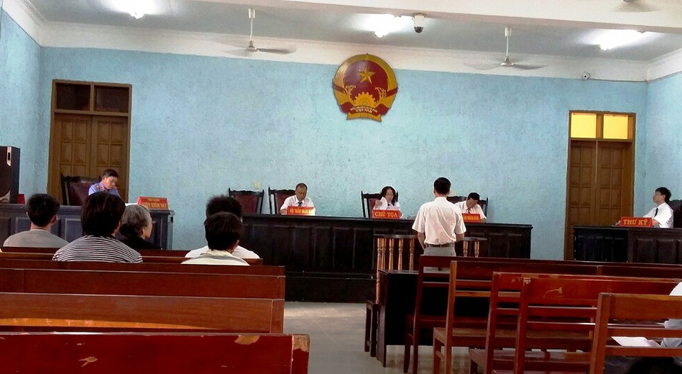 Vụ án kiểm lâm bắn chết người vận chuyển gỗ lậu: Miễn hình phạt cho kiểm lâm - 1 Phiên tòa sơ thẩm vụ kiểm lâm bắn chết lâm tặc