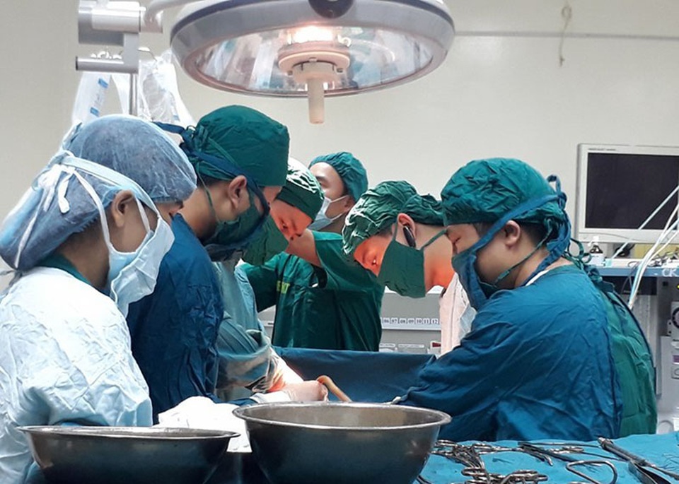 5 y bác sĩ hiến máu cứu sản phụ nguy kịch - 2 5 y bác sĩ hiến máu cứu sản phụ Phương cũng là những người trực tiếp phục vụ phẫu thuật cấp cứu cho sản phụ này.
