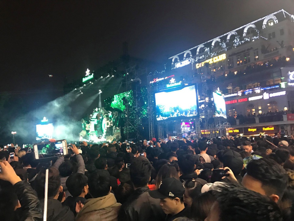 Dòng người đổ về trung tâm đón chào năm mới 2018 - 10
Các tuyến phố đổ hướng ra khu quảng trường Đông Kinh Nghĩa Thục chật cứng người (Ảnh Trần Thanh)