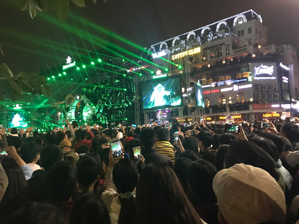 Dòng người đổ về trung tâm đón chào năm mới 2018 - 9 Dòng người đổ về trung tâm đón chào năm mới 2018 - 9