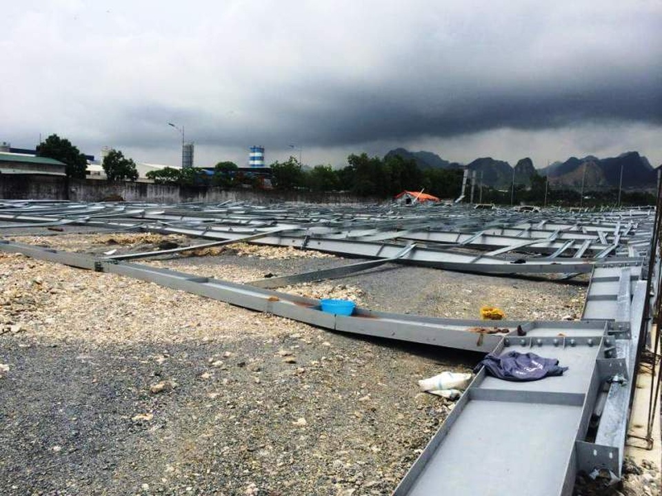 Sập khung nhà xưởng đang thi công, 4 người bị thương - 2
Vụ sập nhà xưởng khiến 4 công nhân bị thương, trong đó có 2 người bị thương rất nặng