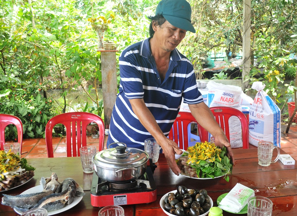 Dân chưa phải lo resort "hất cẳng"... cá lóc bay - 2 Anh Phan Hữu Cảnh - nguyên Tổ trưởng Tổ hợp tác du lịch mang món lẩu mắm đến điểm tham quan du lịch anh Tín theo yêu cầu của khách. Anh cho hay, bà con đang từng bước đoàn kết, bắt tay nhau xây dựng lại hình ảnh du lịch Cồn Sơn.