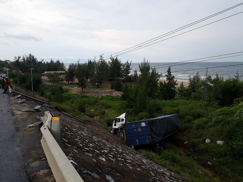 Xe container lao xuống vực sâu 7m khi đang đổ đèo - 1 Hiện trường vụ tai nạn