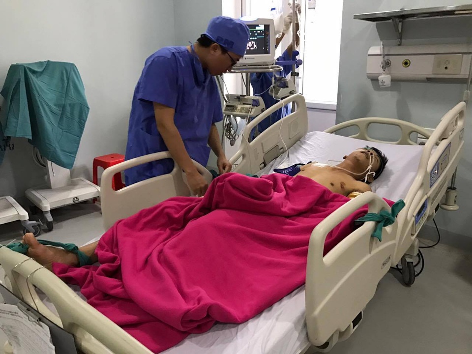 Khởi tố tài xế gây tai nạn khiến 3 người trong 1 gia đình tử vong - 2
Sau nhiều ngày được điều trị tích cực, hiện anh Tĩnh đã qua cơn nguy kịch. Gia đình vẫn chưa dám cho anh biết về cái chết của 3 người thân trong gia đình anh.