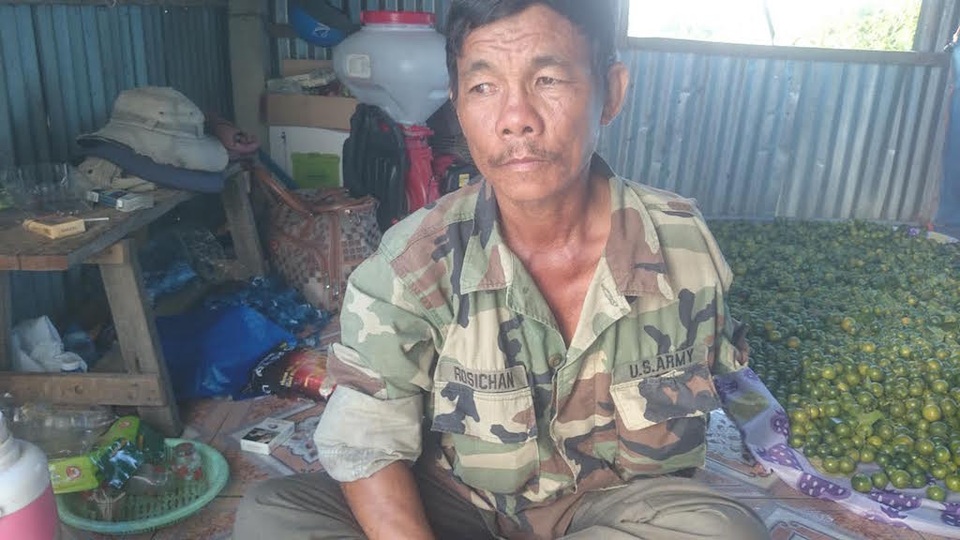 Người đàn ông khốn khổ 3 năm "dính" 10 vụ tai nạn giao thông - 1
Ông Tám đang kể lại sự việc bị tai nạn