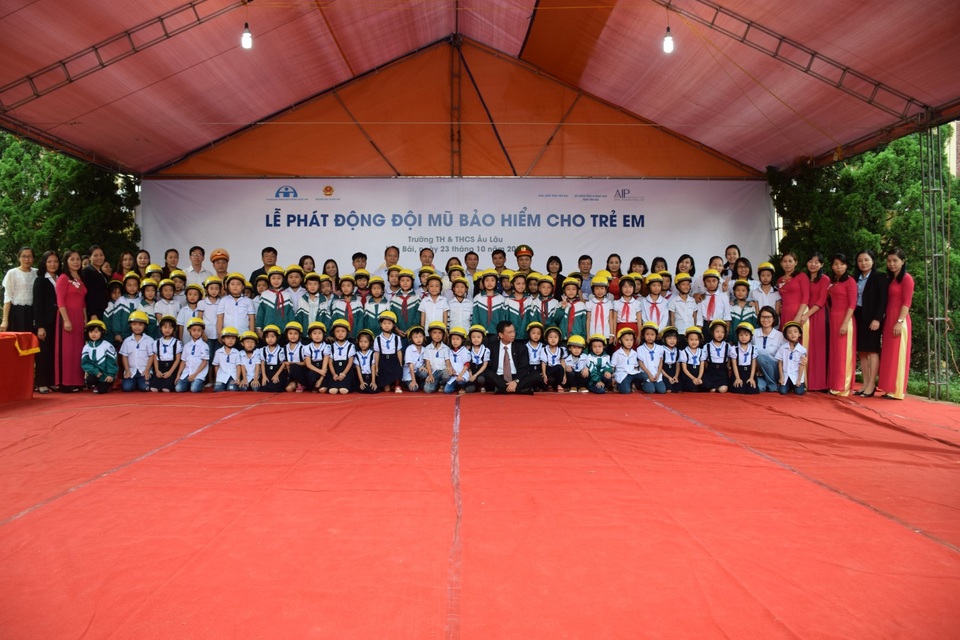 Tổng số 1.500 mũ bảo hiểm đã được trao cho học sinh 6 trường tiểu học tỉnh Yên Bái