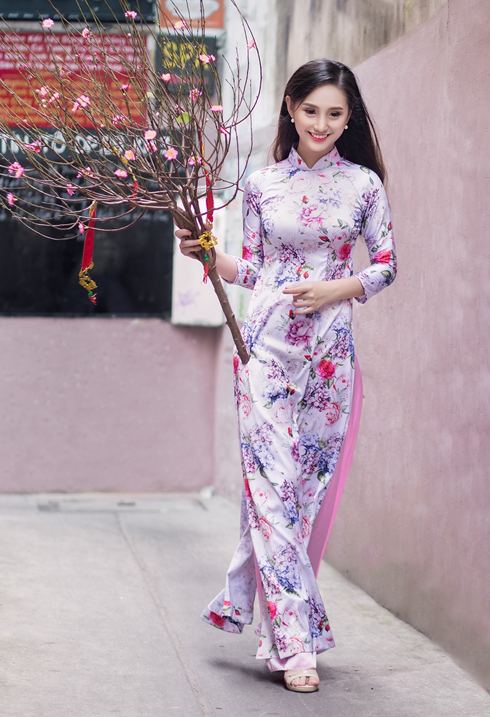 Nữ sinh cấp 3 Sài Gòn duyên dáng du xuân - 4
Cô thường xuyên có mặt trên trang bìa của các tờ báo dành cho học sinh, sinh viên.