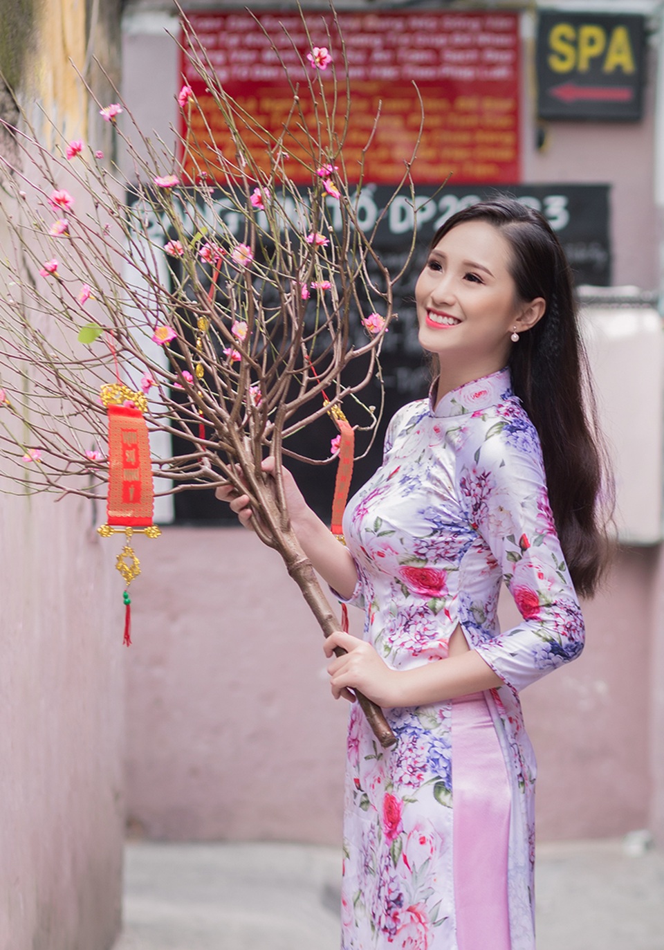 Nữ sinh cấp 3 Sài Gòn duyên dáng du xuân - 3 Năm nay 18 tuổi, Ngọc là môt người mẫu trẻ đầy hứa hẹn.