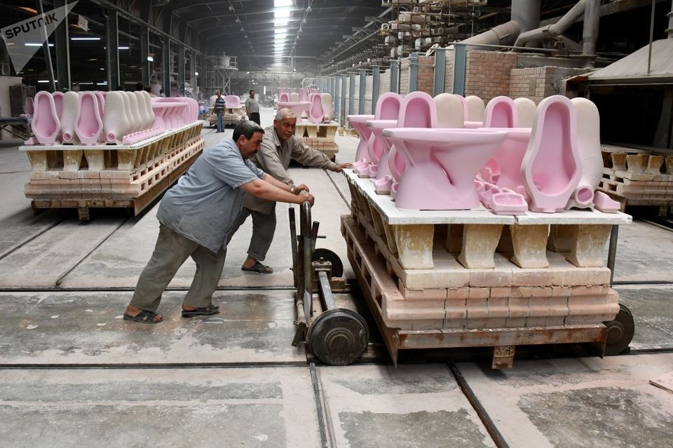 Những hình ảnh thế giới nổi bật tuần qua - 15
Người lao động trong một nhà máy sản xuất các sản phẩm gốm sứ ở Hama, Syria (Ảnh: Sputnik)