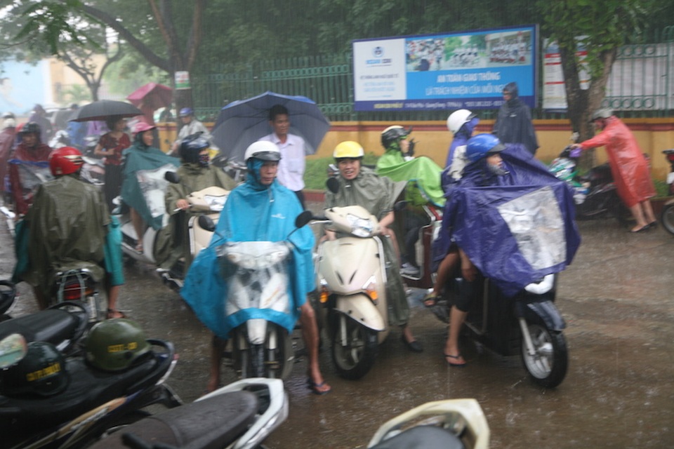 Phụ huynh, thí sinh “chôn chân” tại điểm thi vì cơn mưa tầm tã - 8