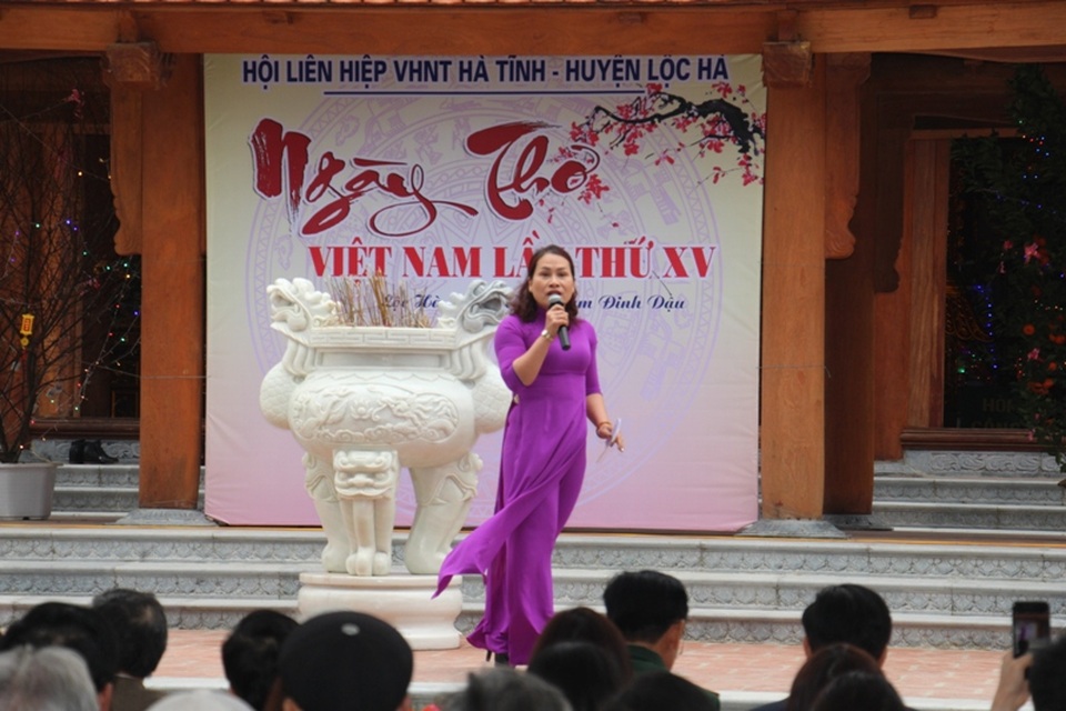 Sôi nổi Ngày thơ Việt Nam lần thứ 15 - 5 Mỗi bài thơ được thể hiện theo một phong cách khác nhau, sinh động, hấp dẫn người xem