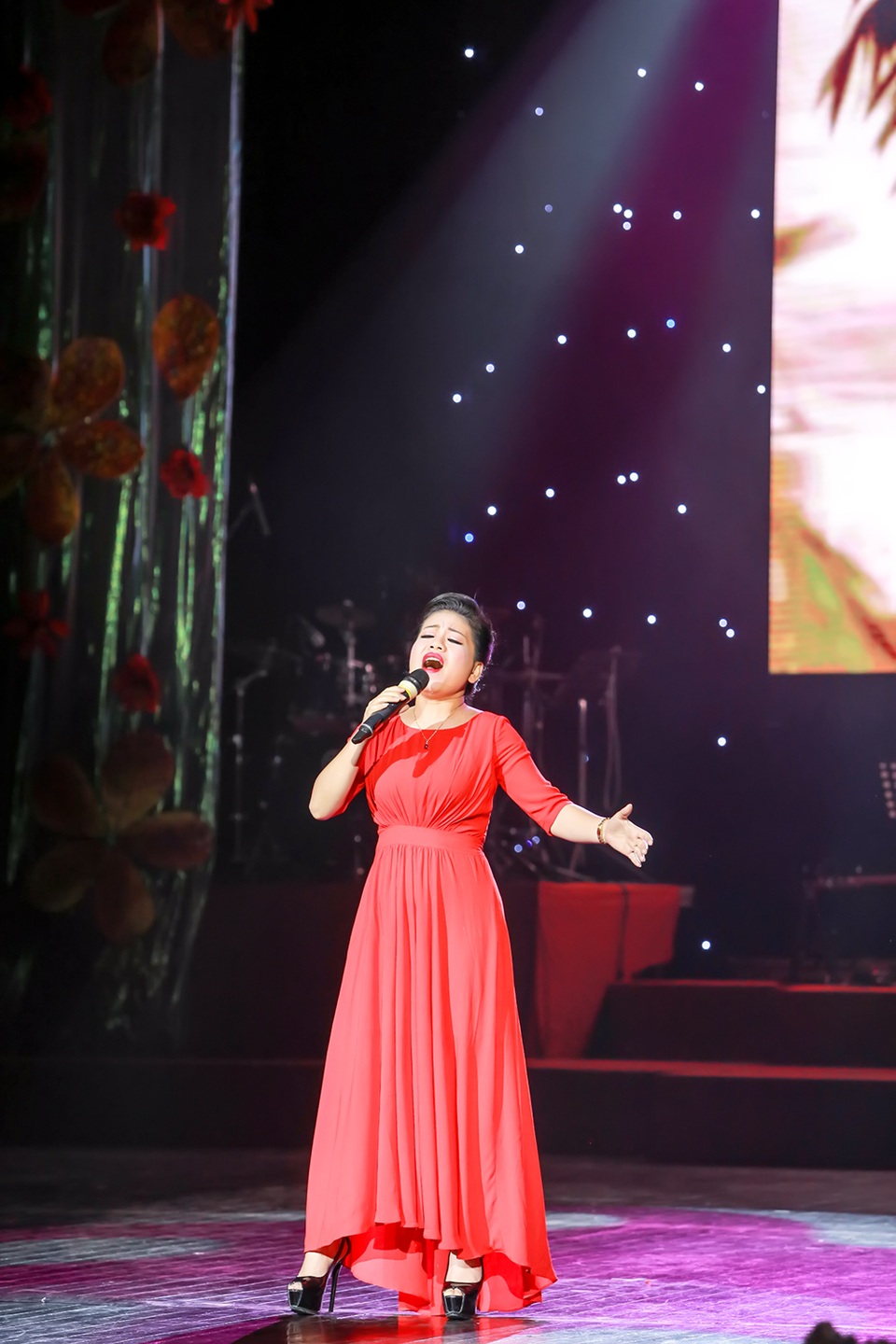 Thanh Lam, Phương Thanh nồng nàn và xúc cảm trong đêm nhạc “Màu hoa đỏ” - 9 Nghệ sỹ Việt Hoàn, Trọng Tấn, Anh Thơ cũng đưa người nghe sống lại những năm tháng hào hùng của dân tộc.