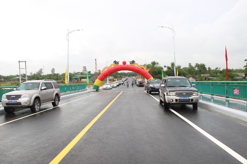 Thông xe cầu qua sông Thạch Hãn dẫn vào di tích Thành cổ Quảng Trị - 2 Cầu và đường dẫn đã cơ bản hoàn thành sát mục tiêu đề ra