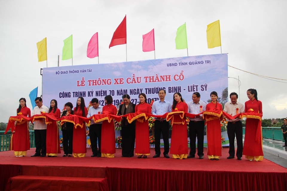 Thông xe cầu qua sông Thạch Hãn dẫn vào di tích Thành cổ Quảng Trị - 1 Lãnh đạo Trung ương, Bộ GTVT và tỉnh Quảng Trị cắt băng lễ thông xe cầu Thành Cổ