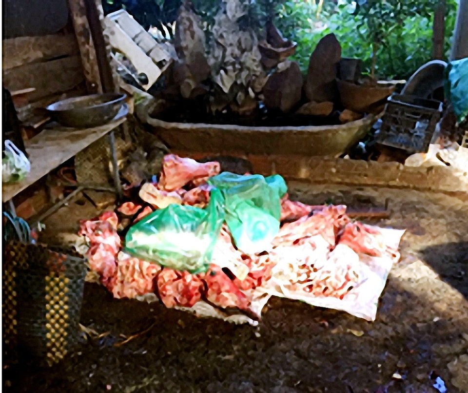 Gom đầu, da bò về chế biến tại nơi mất vệ sinh - 1 Thực phẩm được chế biến tại nơi hết sức mất vệ sinh