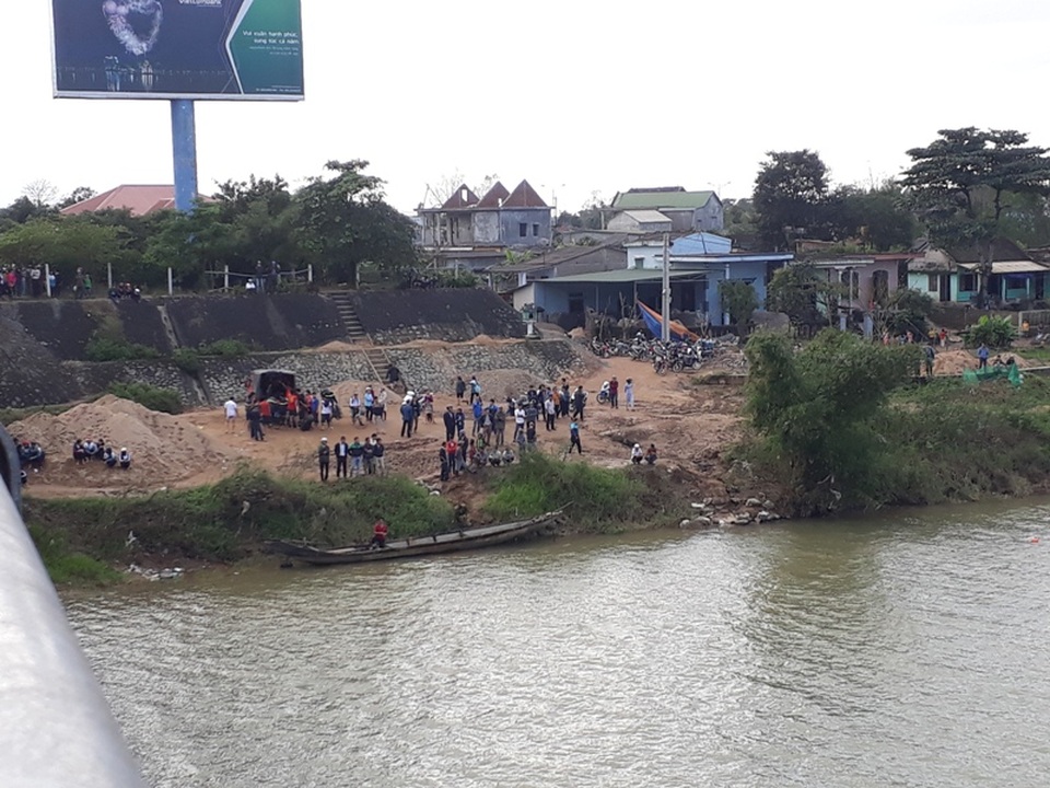Hàng chục học sinh đứng trên bờ ngóng tìm thi thể thầy giáo - 1
Nhiều người dân và học sinh đứng trên bờ theo dõi việc tìm thi thể nạn nhân