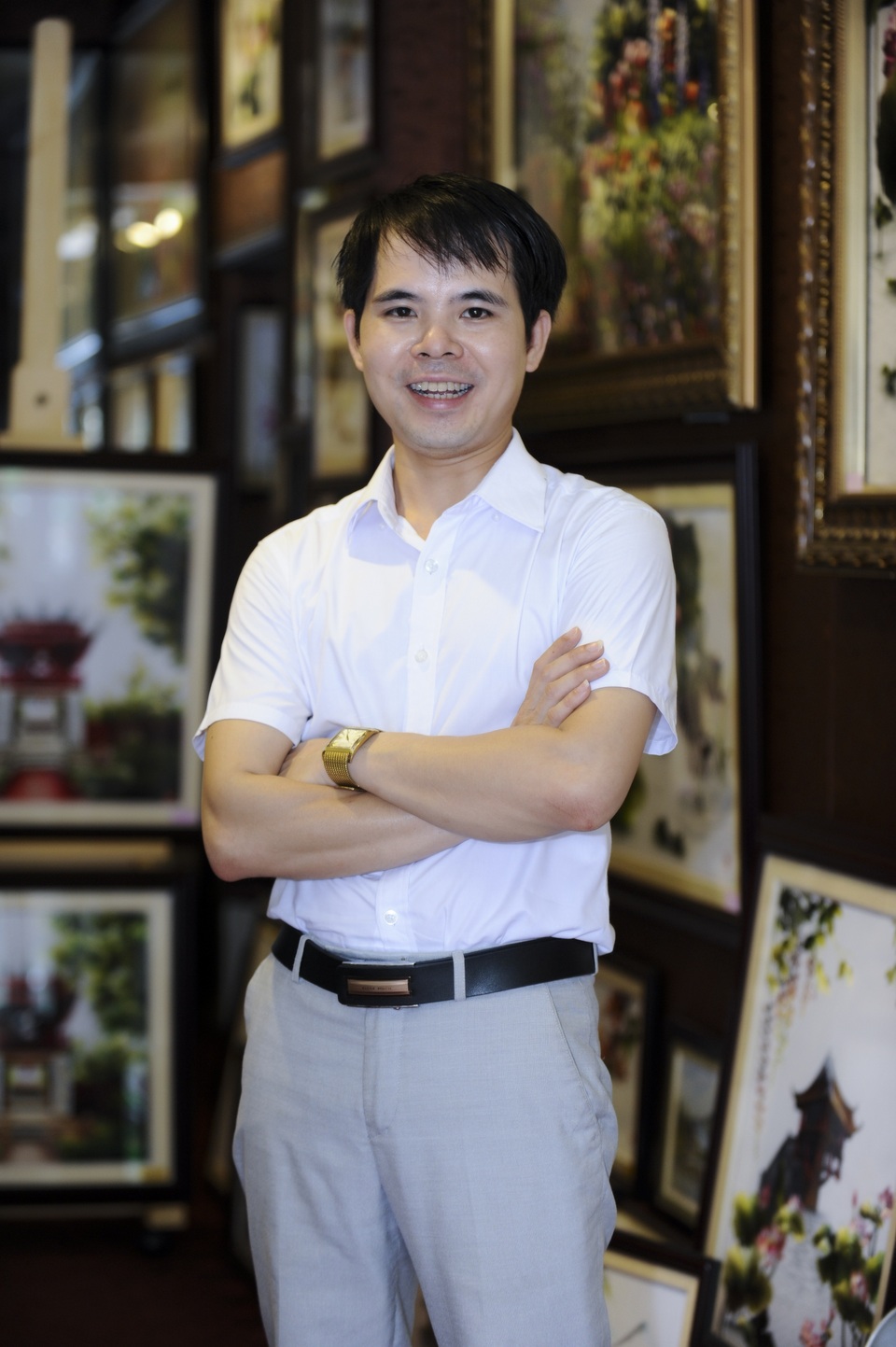 Họa sĩ Trần Gia Huy - Người “vẽ” lại tranh thêu tay bằng hội họa hiện đại - 1 Thạc sĩ, họa sĩ mỹ thuật Trần Gia Huy có niềm đam mê cháy bỏng với tranh thêu tay truyền thống.