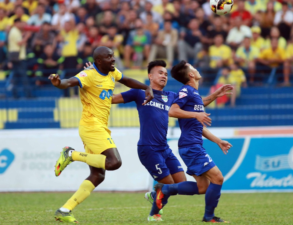 
FLC Thanh Hóa (vàng) không thể bảo toàn chiến thắng - Ảnh: Gia Hưng
