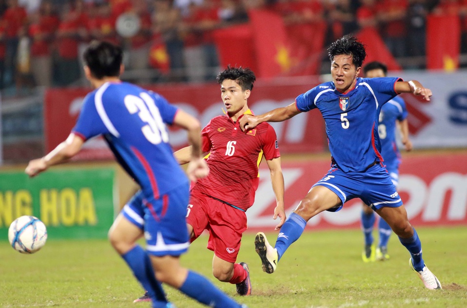 Bầu Đức vui nhất sau trận Việt Nam-Đài Bắc Trung Hoa - 2
Công Phượng ghi bàn gỡ hòa 1-1 cho Việt Nam ở cuối trận - Ảnh: Gia Hưng
