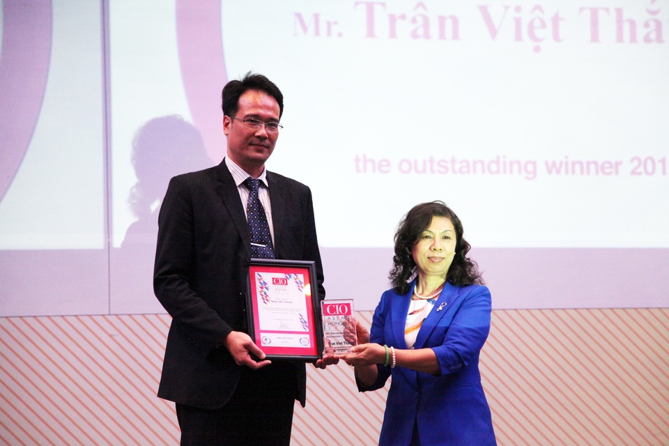 MB: Đẩy mạnh ứng dụng ngân hàng số - 1
Ông Trần Việt Thắng tại lễ trao tặng danh hiệu Giải thưởng Lãnh đạo CNTT& ANTT tiêu biểu Đông Nam Á 2016 (CIO|CSO Summit &Awards).