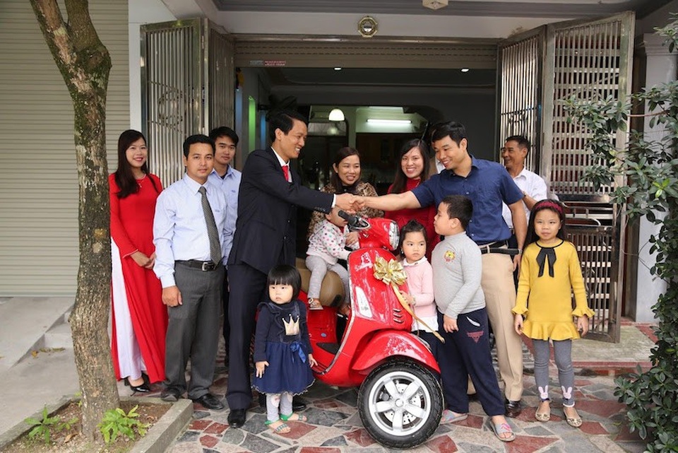 “Sống khỏe - Trúng lớn” và cam kết từ Ecogreen - 2 Giải thưởng được trao đến tận nhà anh Trung Kiên (TP. Phủ Lý, Hà Nam). Niềm hạnh phúc của gia đình anh Trung Kiên khi nhận giải thưởng của Chương trình.